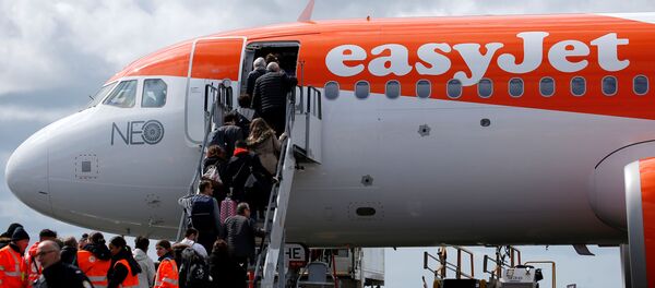 FILE PHOTO: Passengers board an easyJet plane at Nantes-Atlantique airport in Bouguenais near Nantes, France, April 4, 2019. REUTERS/Stephane Mahe/File Photo FILE PHOTO: Passengers board an easyJet plane at Nantes-Atlantique airport in Bouguenais near Nantes, France, April 4, 2019. REUTERS/Stephane Mahe/File Photo - Sputnik Türkiye