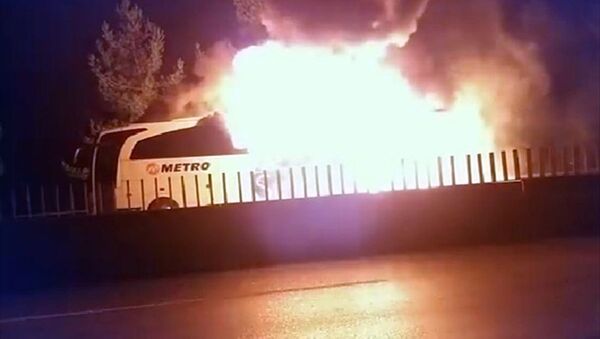 Mersin'in Tarsus ilçesinde bir yolcu otobüsünde seyir halindeyken yangın çıktı. - Sputnik Türkiye