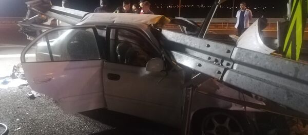 İzmir-İstanbul Otoyolu’nda bir otomobil, bariyere saplandı - Sputnik Türkiye