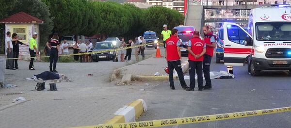 Balıkesir'in Edremit ilçesinde, bir minibüsün kaldırımdaki yayalara çarpması sonucu anne ve kızı öldü, 3 kişi yaralandı - Sputnik Türkiye