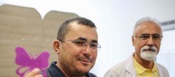 Antalya'da ağaç budadığı sırada başlayan ağrı nedeniyle hastaneye giden 38 yaşındaki Ahmet Gök'ün sağ kulağından canlı kelebek çıkarıldı. Antalya'da ağaç budadığı sırada başlayan ağrı nedeniyle hastaneye giden 38 yaşındaki Ahmet Gök'ün sağ kulağından canlı kelebek çıkarıldı. - Sputnik Türkiye