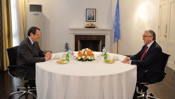 Kuzey Kıbrıs Cumhurbaşkanı Mustafa Akıncı ile Kıbrıs Lideri Nikos Anastasiadis, Birleşmiş Milletler (BM) Genel Sekreteri’nin Kıbrıs Özel Temsilcisi Elizabeth Spehar’ın ara bölgedeki resmi konutunda bir araya geldi.  - Sputnik Türkiye