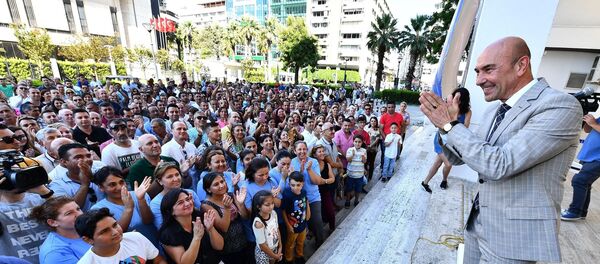 İzmir Büyükşehir Belediye Başkanı Tunç Soyer, çalışanlarla gerçekleştirilen bayram kutlamasında önemli mesajlar vererek, Omuzlarımızdaki yük çok ağır. Mükemmeli yakalamak zorundayız. Çocuklarımıza bırakacağımız en önemli miras Türkiye’nin bize teslim ettiği onurlu görevi layıkıyla yerine getirmek olacaktır dedi. İzmir Büyükşehir Belediye Başkanı Tunç Soyer, çalışanlarla gerçekleştirilen bayram kutlamasında önemli mesajlar vererek, Omuzlarımızdaki yük çok ağır. Mükemmeli yakalamak zorundayız. Çocuklarımıza bırakacağımız en önemli miras Türkiye’nin bize teslim ettiği onurlu görevi layıkıyla yerine getirmek olacaktır dedi. - Sputnik Türkiye
