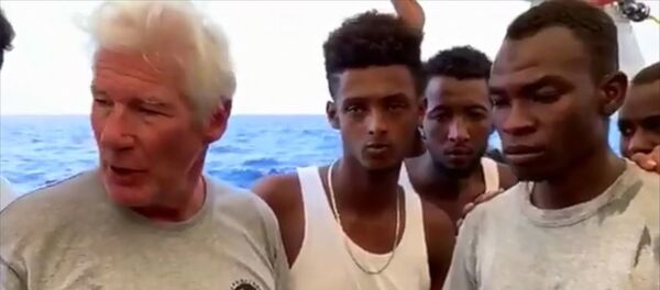 Richard Gere'den Akdeniz'de mahsur kalan göçmenlere ziyaret - Sputnik Türkiye