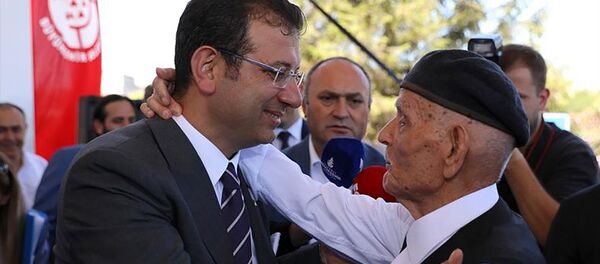 İstanbul Büyükşehir Belediye Başkanı Ekrem İmamoğlu, belediyenin Saraçhane'deki bahçesinde belediye çalışanlarıyla bayramlaştı. - Sputnik Türkiye