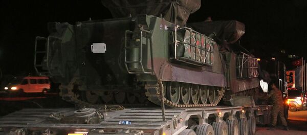 Suriye sınırındaki birliklere takviye amacıyla gönderilen askeri konvoy Şanlıurfa'nın Akçakale ve Suruç ilçesine ulaştı. - Sputnik Türkiye