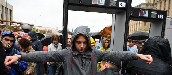 Moskova’da Kent Meclisi seçimlerine bağımsız adayların alınmasına yönelik düzenlenen izinli gösteri - Sputnik Türkiye