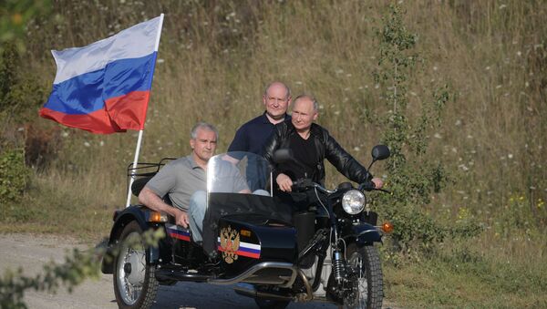 Putin Gece Kurtları’nın Kırım’da düzenlediği gösteriye Ural marka motosikletle geldi - Sputnik Türkiye