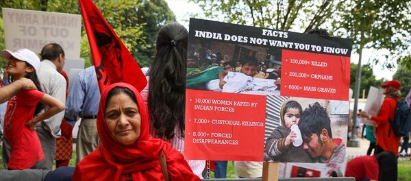 Beyaz Saray önünde toplanan ABD'de yaşayan Keşmirli bir grup, Hindistan'ın Keşmir'e yönelik politikalarını protesto etti. - Sputnik Türkiye