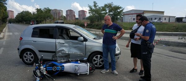 Hastaneden dönen motosiklet hastaneye giden otomobille çarpıştı - Sputnik Türkiye