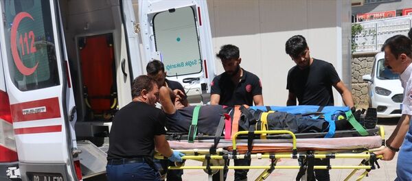 Adıyaman'ın Gerger ilçesine bağlı Ağaçlı köyünde yaşayan Mehmet Yeşilkaya, kesmeye çalıştığı boğanın altında kalarak ağır yaralandı. Yakınları tarafından Gerger Devlet Hastanesine kaldırılan Yeşilkaya, Kahta Devlet Hastanesi'ne sevk edildi. - Sputnik Türkiye