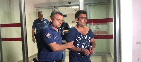 Adana'da merkez Seyhan ilçesi Havuzlubahçe Mahallesi'nde kız çocuğunu taciz ettiği ileri sürülen ve mahalleli tarafından darbedildiği ihbarı üzerine olay yerine Asayiş Şube Müdürlüğü ekipleri sevk edildi. - Sputnik Türkiye