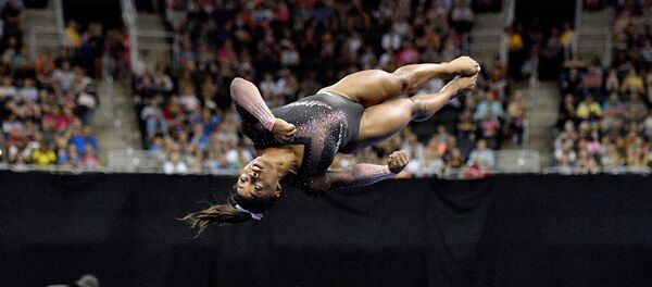 ABD'li cimnastikçi Simone Biles, Missouri'de düzenlenen jimnastik şampiyonasında yaptığı iki burgulu ikili salto ile tarihe geçti. ABD'li cimnastikçi Simone Biles, Missouri'de düzenlenen jimnastik şampiyonasında yaptığı iki burgulu ikili salto ile tarihe geçti. - Sputnik Türkiye