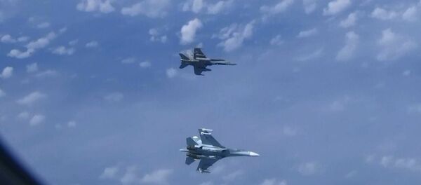 Su-27 uçakları, Rusya Savunma Bakanı Şoygu’nun uçağına yaklaşmaya çalışan NATO uçağını uzaklaştırdı - Sputnik Türkiye