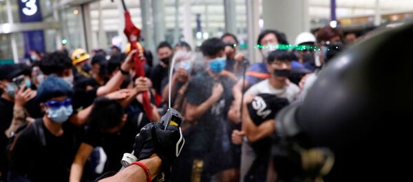 Hong Kong Havalimanı'nda protestocular ile polis arasında çatışma  - Sputnik Türkiye