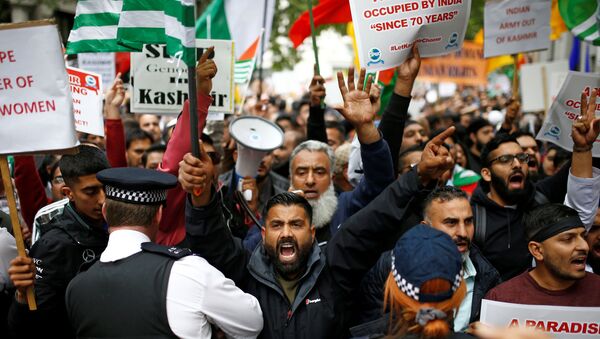 Londra'daki Keşmir protestocularını polis kordona aldı. - Sputnik Türkiye