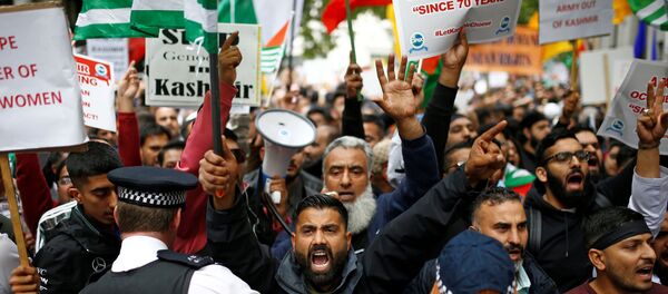 Londra'daki Keşmir protestocularını polis kordona aldı. - Sputnik Türkiye