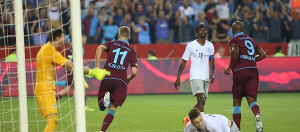 Trabzonspor, UEFA Avrupa Ligi 3. eleme turunda 2-2 biten ilk maçın rövanşında sahasında Sparta Prag'ı 2-1 yenerek play-off turuna yükseldi. - Sputnik Türkiye