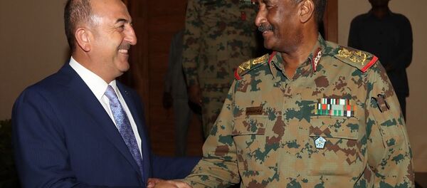 Geçici Sivil Yönetim düzenlemelerini içeren Anayasal Bildiri'nin imza törenine katılmak üzere Sudan’ın başkenti Hartum’a giden Dışişleri Bakanı Mevlüt Çavuşoğlu, Askeri Geçiş Konseyi (AGK) Başkanı Orgeneral Abdülfettah el Burhan ile görüştü. - Sputnik Türkiye