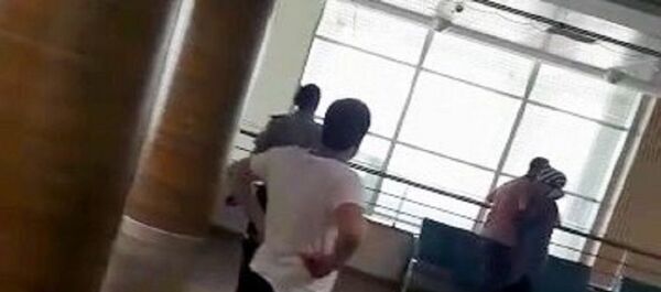 Ordu'nun Ünye İlçe Devlet Hastanesinde meydana gelen olayda bir kişi sözlüsü olduğu iddia edilen genç kızla önce tartıştı, sonra hastane içerisinde rehin aldı.  - Sputnik Türkiye