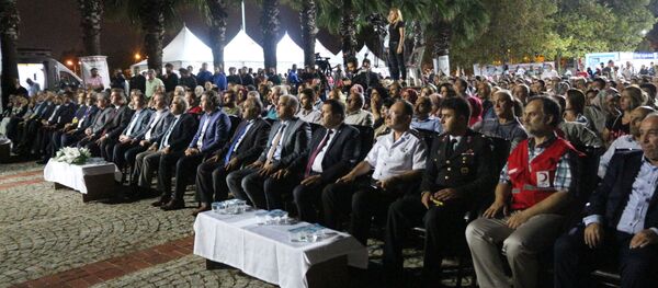 17 Ağustos 1999 Gölcük Depremi’nde hayatını kaybedenler, Kocaeli’nin Gölcük ilçesinde düzenlenen törenle anıldı.  - Sputnik Türkiye