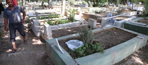 Reyhanlı'daki 100 mezarı yıkıp üzerlerine yazı yazdılar: 6 kişi gözaltında - Sputnik Türkiye