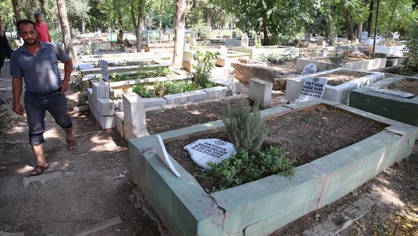 Reyhanlı'daki 100 mezarı yıkıp üzerlerine yazı yazdılar: 6 kişi gözaltında - Sputnik Türkiye
