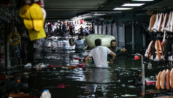 İstanbul yağışa teslim: Alt geçitleri su bastı, 1 kişinin cansız bedeni bulundu - Sputnik Türkiye