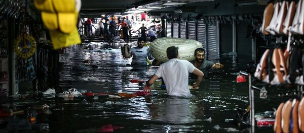 İstanbul yağışa teslim: Alt geçitleri su bastı, 1 kişinin cansız bedeni bulundu - Sputnik Türkiye