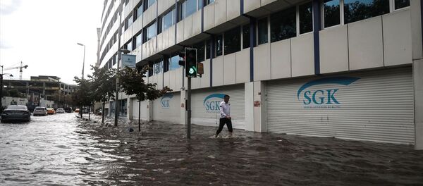 İstanbul'da öğle saatlerinden itibaren sağanak etkili oldu. Turistler ve vatandaşlar ani bastıran şiddetli yağmurdan korunmaya çalıştı. - Sputnik Türkiye