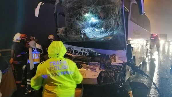 TEM Otoyolu’nda yolcu otobüsü kamyonla çarpıştı - Sputnik Türkiye