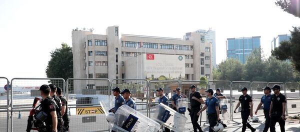 Diyarbakır, Van ve Mardin Büyükşehir Belediye Başkanlarının görevlerinden alınmasının ardından belediye binalarında arama yapıldı. Belediye binaları polis bariyerleri ile çevrilirken, binaların etrafında zırhlı araç ve çok sayıda polis ile önlem alındı. Diyarbakır’da da aynı uygulama yaşanırken, internetlerin ağırlaşması dikkat çekti.  - Sputnik Türkiye