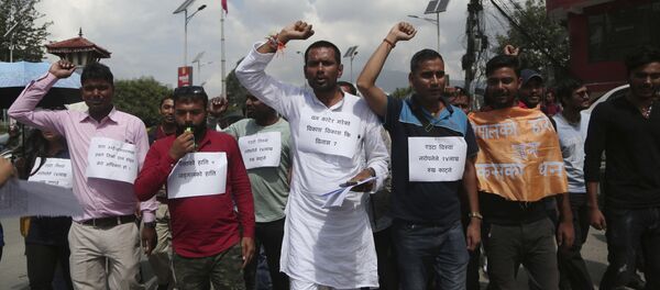 Nepal’de halk, ülkenin güneyine inşa edilecek uluslararası havalimanı için milyonlarca ağacın kesilecek olmasını protesto etti. Nepal’de halk, ülkenin güneyine inşa edilecek uluslararası havalimanı için milyonlarca ağacın kesilecek olmasını protesto etti. - Sputnik Türkiye