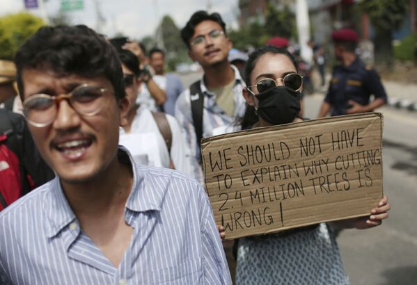 Nepal’de halk, ülkenin güneyine inşa edilecek uluslararası havalimanı için milyonlarca ağacın kesilecek olmasını protesto etti. - Sputnik Türkiye