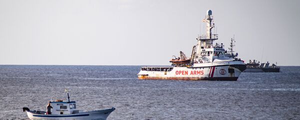 Kurtardığı göçmenlerle birlikte İtalya'nın Lampedusa açıklarında bekleyen İspanyol sivil toplum kuruluşu Open Arms'a ait gemi. - Sputnik Türkiye