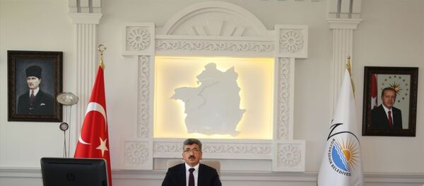 Cumhuriyetimizin kurucu lideri Mustafa Kemal Atatürk'ün küçük portresinin yerine, Van Valisi ve Büyükşehir Belediyesi Başkan Vekili Mehmet Emin Bilmez'in talimatıyla büyük portresi asıldı - Sputnik Türkiye