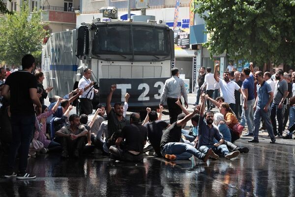 Diyarbakır’da kayyum protestosuna müdahale - Sputnik Türkiye