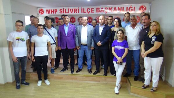  İYİ Parti Silivri İlçe Başkanlığının eski kurucularından Alpay Denizli ve beraberindeki 15 kişi MHP’ye katıldı.  - Sputnik Türkiye
