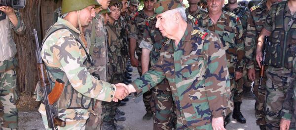 Suriye Savunma Bakanı General Ali Abdullah Eyüp İdlib vilayetinde Nusra'dan kurtarılan stratejik Hubeyt'te üslenen askerleri ziyaret ederken - Sputnik Türkiye