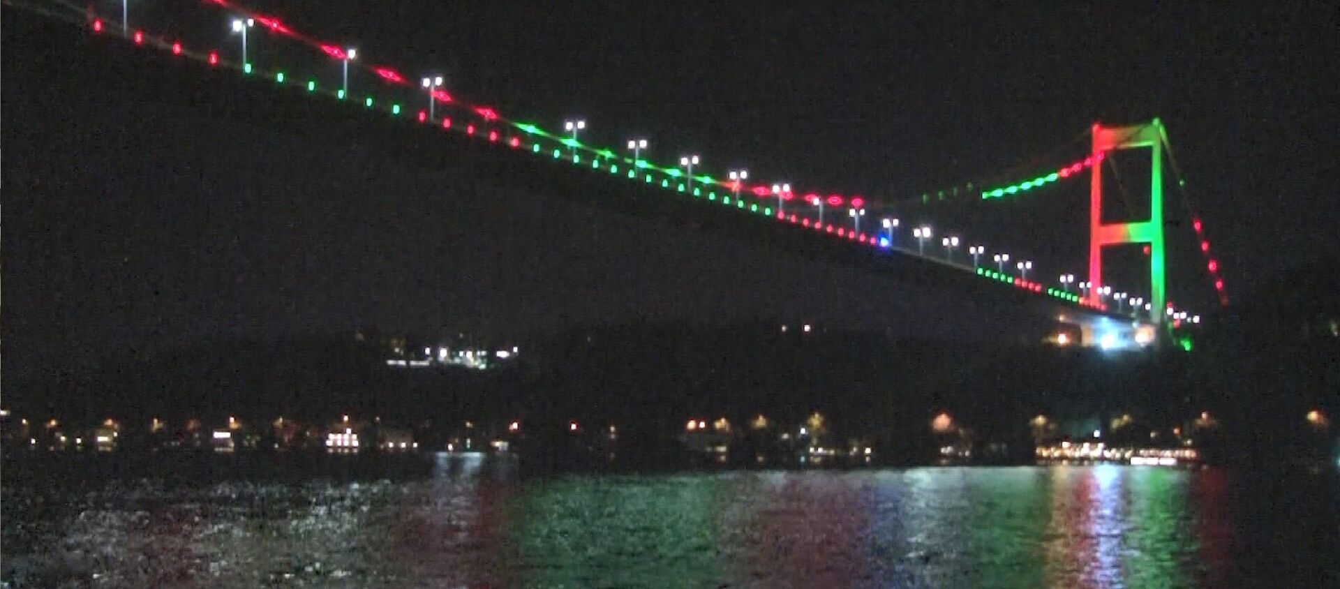 FSM Köprüsü Afganistan bayrağı renklerine büründü - Sputnik Türkiye, 1920, 20.08.2019