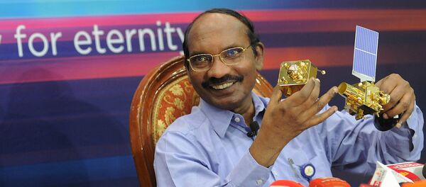Hindistan Uzay Araştırma Organizasyonu (ISRO) Başkanı Kailasavadivoo Sivan, Chandrayaan 2 uzay aracının bir maketini gösteriyor. Hindistan Uzay Araştırma Organizasyonu (ISRO) Başkanı Kailasavadivoo Sivan, Chandrayaan 2 uzay aracının bir maketini gösteriyor. - Sputnik Türkiye
