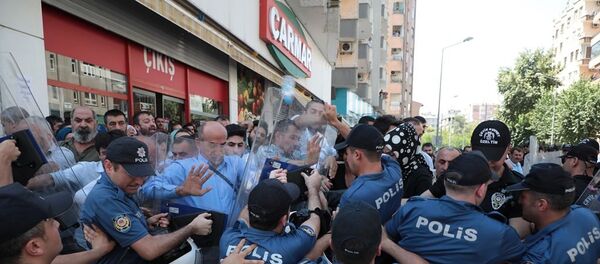 Diyarbakır’da olaylar sürüyor: Kalabalık valiliğe yürümek isteyince ortalık karıştı - Sputnik Türkiye