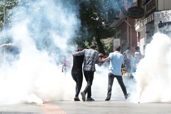 Diyarbakır’da olaylar sürüyor: Kalabalık valiliğe yürümek isteyince ortalık karıştı - Sputnik Türkiye