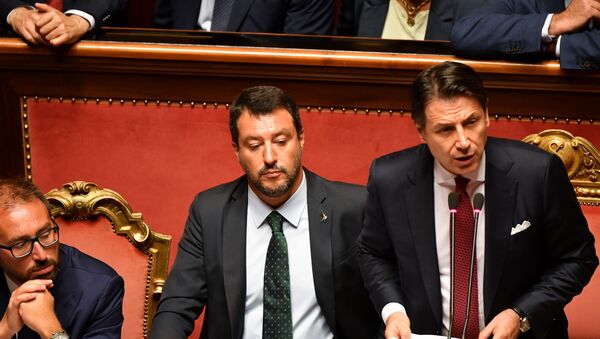 İtalya'da yaşanan hükümet krizinde, Başbakan Giuseppe Conte istifa edeceğini duyurdu. Conte, yardımcısı Matteo Salvini'ye tepki gösterdi. - Sputnik Türkiye