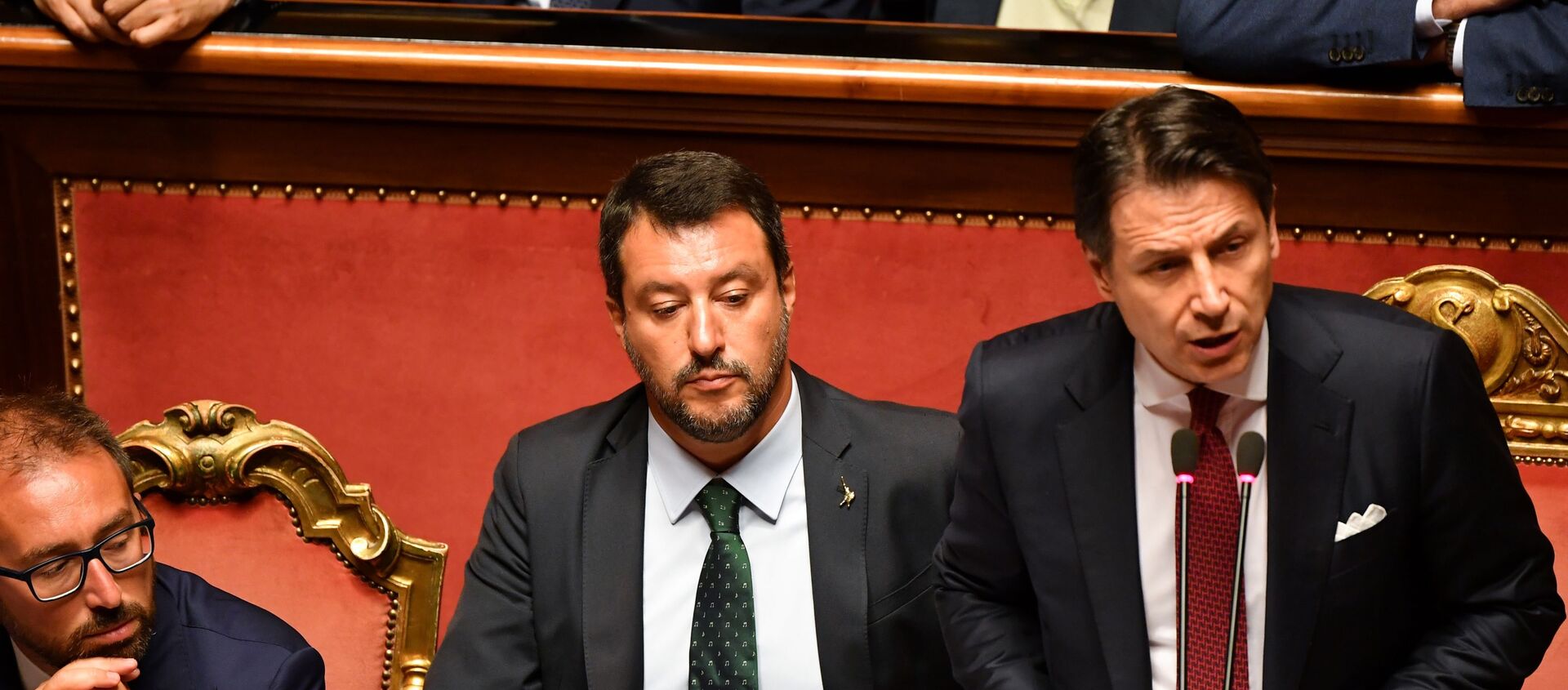 İtalya'da yaşanan hükümet krizinde, Başbakan Giuseppe Conte istifa edeceğini duyurdu. Conte, yardımcısı Matteo Salvini'ye tepki gösterdi. - Sputnik Türkiye, 1920, 28.01.2021