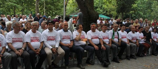 Tank Palet Fabrikası'nın özel sektöre devredileceği iddiaları üzerine Sakarya'da toplanan, aralarında CHP Grup Başkanvekili Engin Özkoç, bazı genel başkan yardımcıları, sendika başkanları ve partililerin de bulunduğu grup, tepki amacıyla 18.00'de 12 saatlik oturma eylemi başlattı. - Sputnik Türkiye