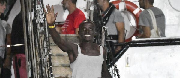 Tam 19 gündür İtalya'nın Lampedusa açıklarında bekleyen İspanyol sivil toplum kuruluşu Open Arms'a ait gemide bulunan mülteciler savcılık kararının ardından sonunda karaya çıktı. - Sputnik Türkiye