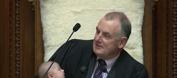 Yeni Zelanda Meclis Başkanı Trevor Mallard,  kürsüsünde bebeğe biberonla süt verdi - Sputnik Türkiye