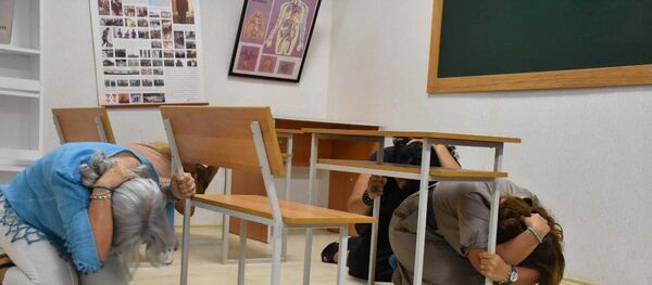 Toplantının devamında sarsma masası ile deprem anında yapılması gerekenleri göstermek amacıyla, Üsküdar Belediyesi aracılığıyla afete hazırlık eğitimi alan ev hanımları, depreme hazırlık uygulamasına katılarak, deprem simülasyon odasında 5.1 ve 7 büyüklüklerindeki depremleri yaşadılar. - Sputnik Türkiye