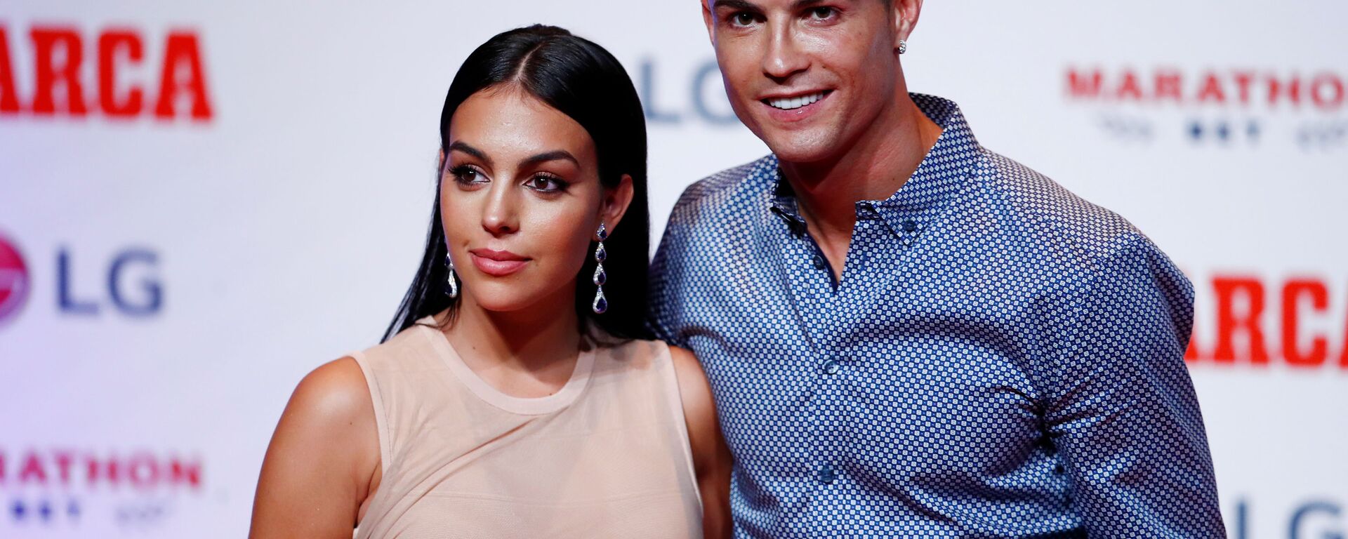 Cristiano Ronaldo, Temmuz 2019'da MARCA Efsane Ödülü'nü alırken hayat arkadaşı Georgina Rodriguez ile poz verdi. - Sputnik Türkiye, 1920, 21.08.2019
